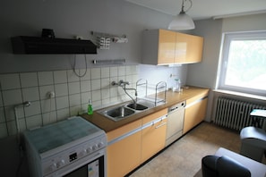 Een koelkast, een magnetron, een oven, een vaatwasser