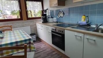 Køleskab, mikrobølgeovn, ovn, kaffe-/temaskine