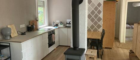 Kühlschrank, Wasserkocher mit Kaffee-/Teezubehör, Toaster