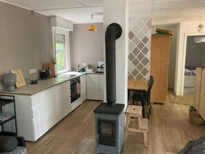 Køleskab, kaffe-/temaskine, brødrister