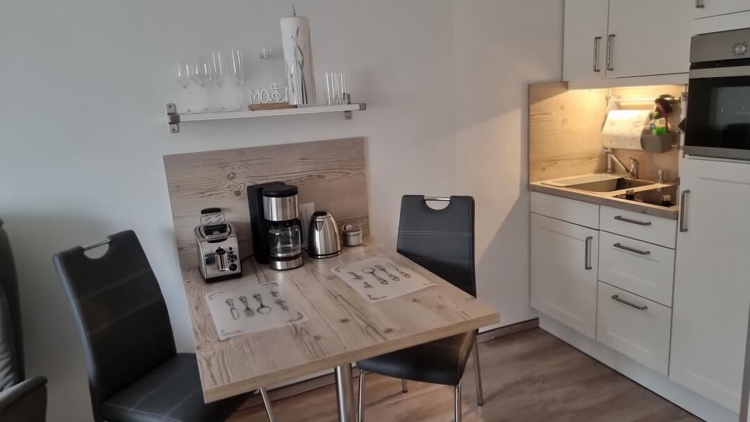 Kühlschrank, Ofen, Herdplatte, Wasserkocher mit Kaffee-/Teezubehör