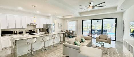 Smart-TV, Tischfußball, Tischtennisplatte, Bücher