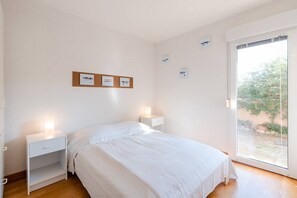 4 bedrooms, WiFi - COL-102- 5 room holiday home in Gruissan (GRUISSAN)