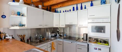 Kühlschrank, Mikrowelle, Ofen, Geschirrspüler