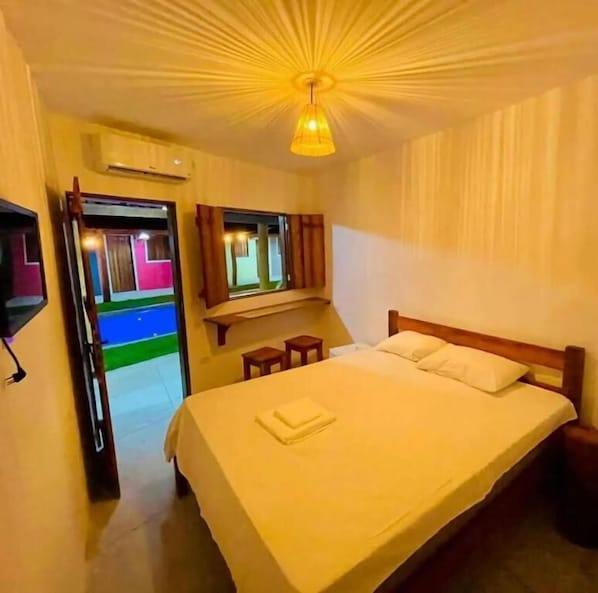 Hypo-allergenic bedding, minibar, desk, laptop workspace