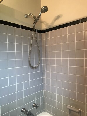 Combined shower/bathtub, hair dryer, towels - 1 mile to Mayo 3 bed on main floor CoveredByFaith (Rochester)