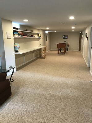 Game room - 1 mile to Mayo 3 bed on main floor CoveredByFaith (Rochester)