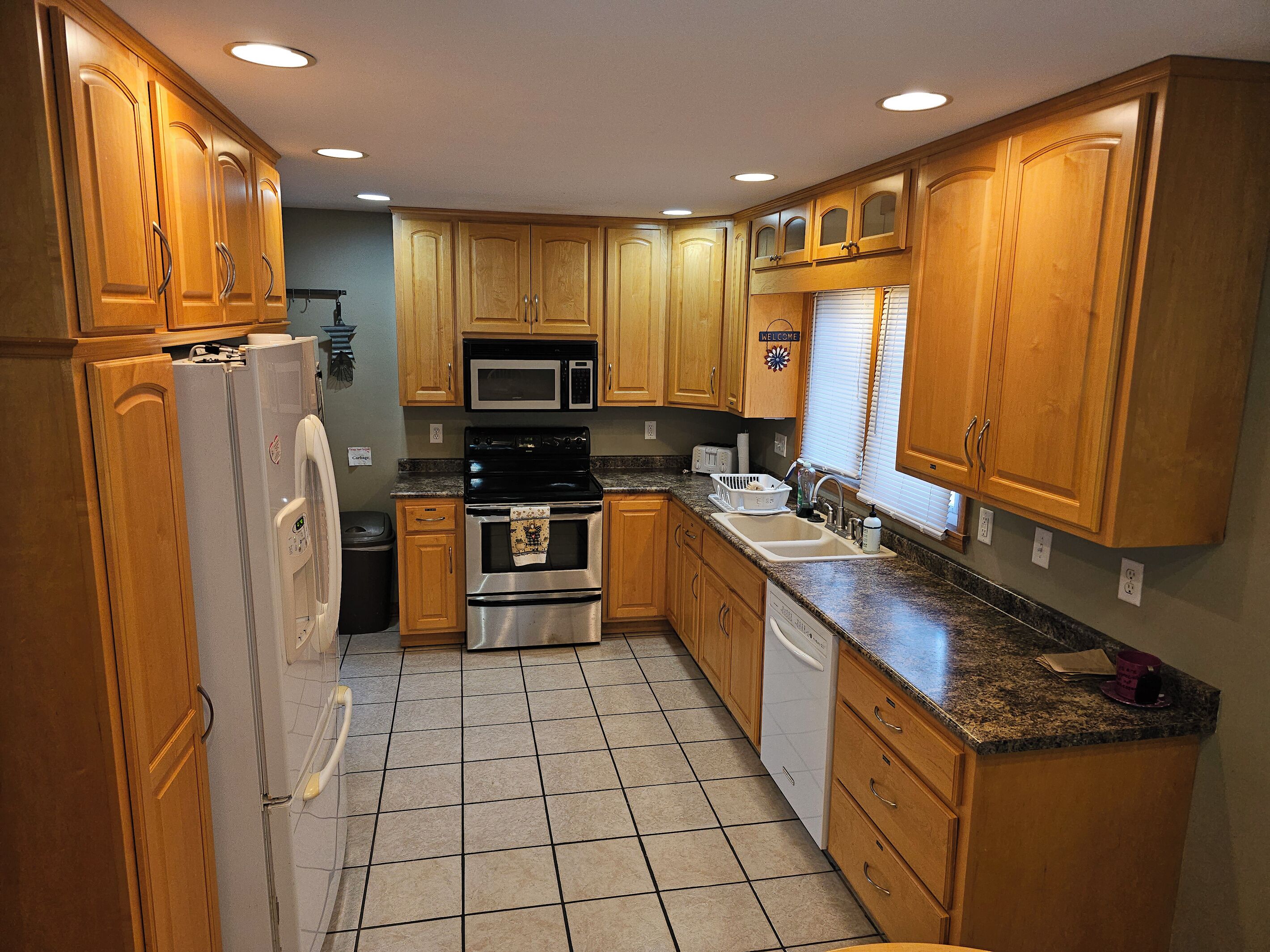 Coffee/tea maker, fridge, microwave, oven