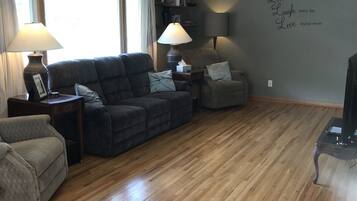 Smart TV, reproductor de DVD, futbolito y libros