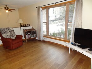 Smart-TV, DVD-Player, Tischfußball, Bücher