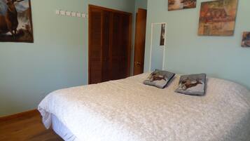 4 slaapkamers, een strijkplank/strijkijzer, reisbedje, gratis wifi