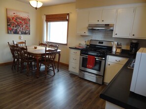 Kylskåp, mikrovågsugn, ugn och spishäll