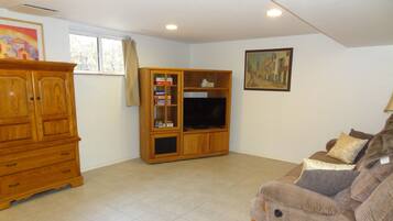 Een smart-tv, een dvd-speler, tafelvoetbal en boeken