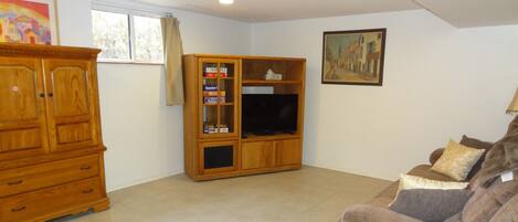 スマートテレビ、DVD プレーヤー、テーブルサッカー台、書庫