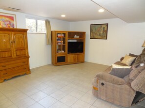 TV connectée, lecteur de DVD, baby-foot, livres