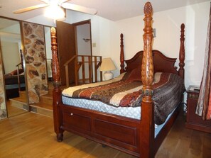 4 habitaciones, escritorio y tabla de planchar con plancha