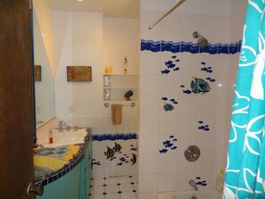 Combined shower/tub, hair dryer, towels - 3 blks to St. Marys 3,800 sq ft CoveredByFaith (Rochester)
