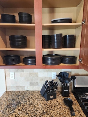 Fridge, microwave, oven, stovetop - Beautiful Home with Pool and Putting Green! (Peoria)