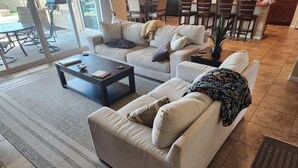 تلفزيون ذكي، ألعاب فيديو، كُتُب
