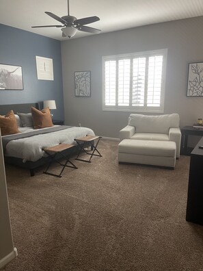 4 bedrooms, iron/ironing board, travel crib, free WiFi - Beautiful Home with Pool and Putting Green! (Peoria)