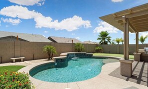 Una piscina al aire libre, una piscina climatizada