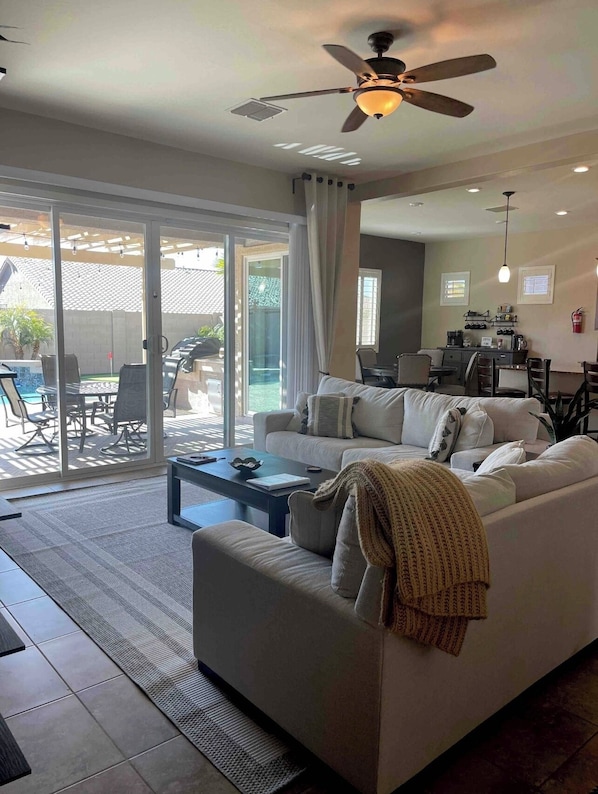 Smart TV, video games, books - Beautiful Home with Pool and Putting Green! (Peoria)