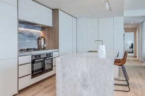 冰箱、微波炉、烤箱、炉灶