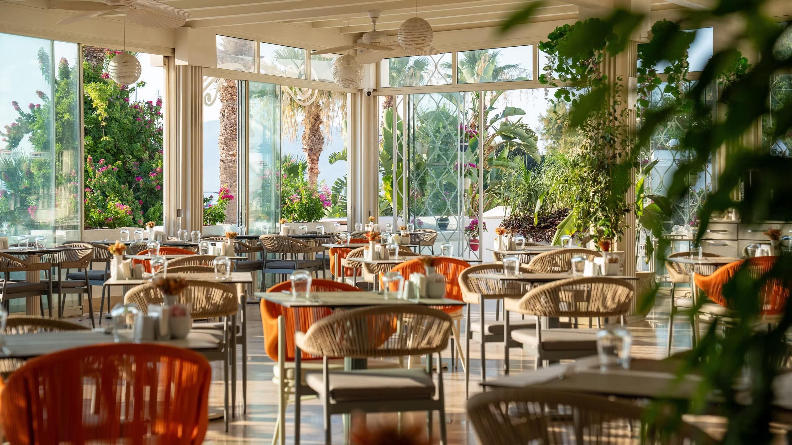 2 restaurantes; se sirven desayunos, almuerzos y cenas