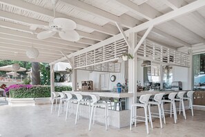 4 bares y 1 salón en el vestíbulo