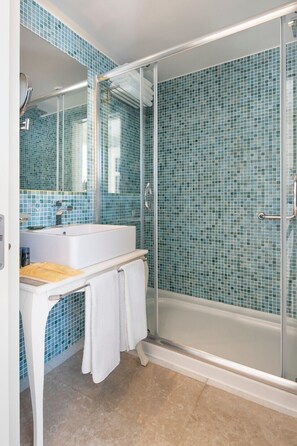 Douche, douche à « effet pluie », articles de toilette gratuits