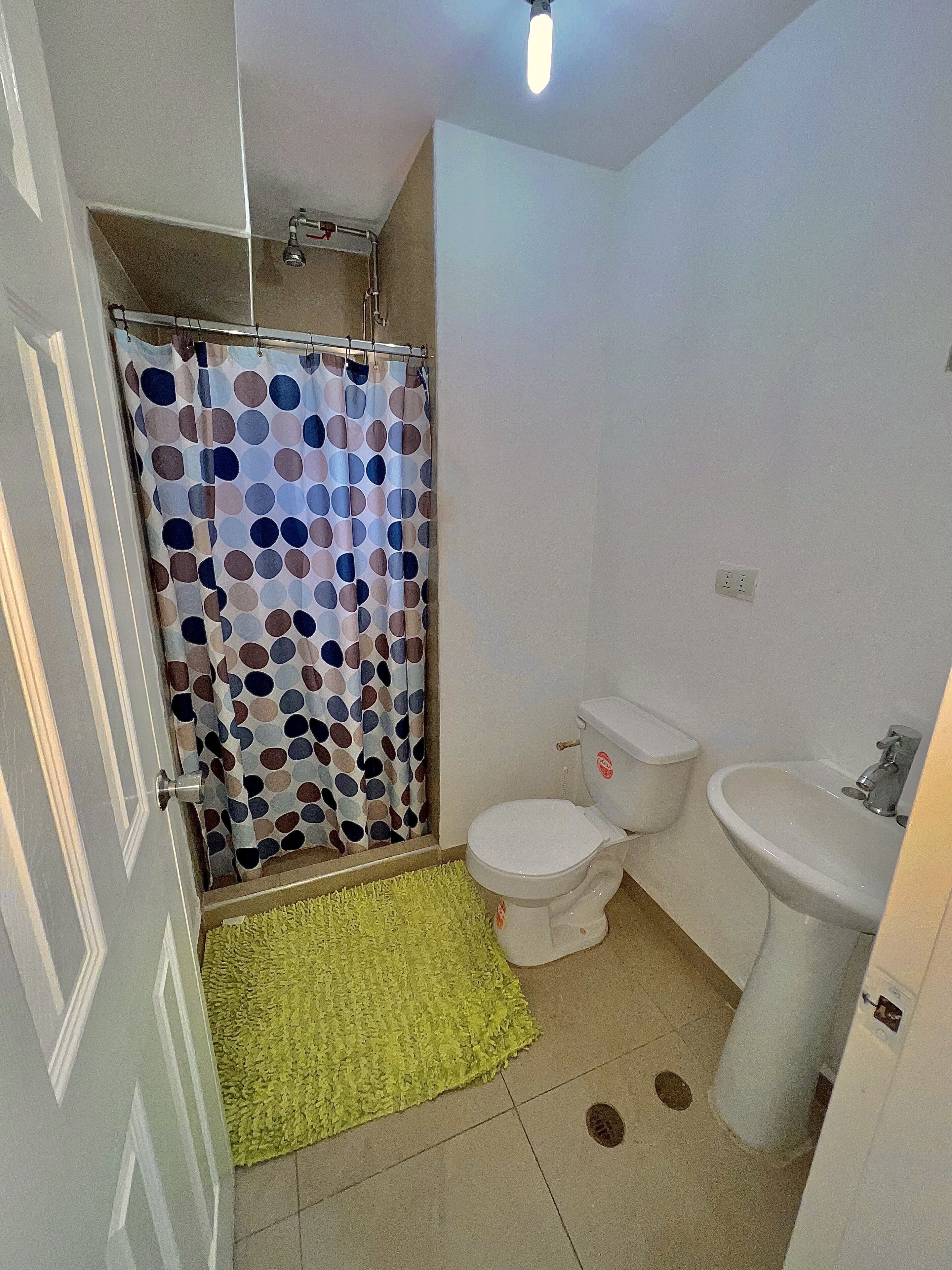 Chuveiro, toalhas de banho, sabonete, papel higiênico