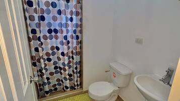 Chuveiro, toalhas de banho, sabonete, papel higiênico