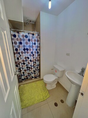 Douche, serviettes fournies, savon, papier toilette