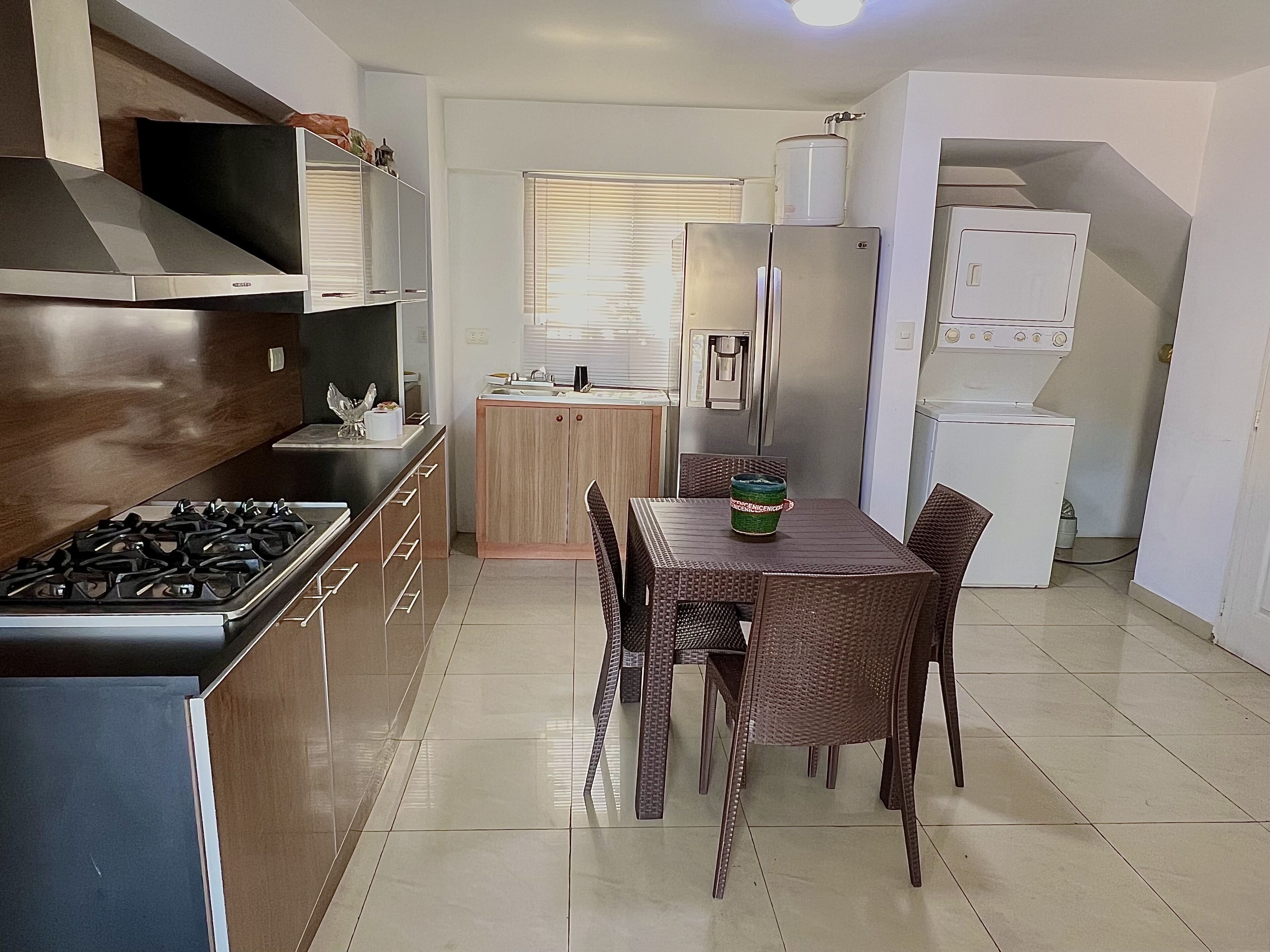 Jääkaappi, mikroaaltouuni, kahvin-/teenkeitin