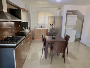 Réfrigérateur, micro-ondes, cafetière/bouilloire