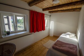 5 bedrooms, iron/ironing board, travel crib, free WiFi - Cottage-style vacation home (Elstertrebnitz)