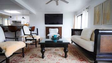 Smart TV, fireplace