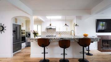 Jääkaappi, mikroaaltouuni, uuni, liesi