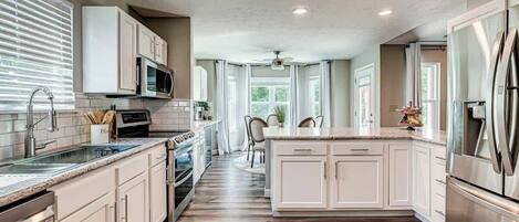 Frigorifero, microonde, forno, piano cottura