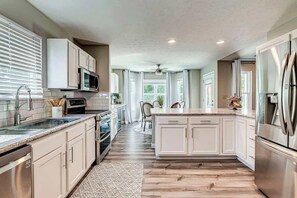 Kjøleskap, mikrobølgeovn, ovn og kokeplater