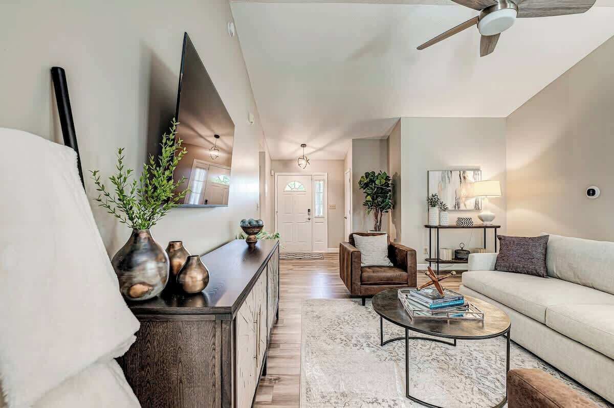 Elegant Home In The Heart Of Westfield! Perfect For Family Gatherings! - Carmel, IN