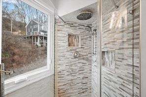 Bathtub, hair dryer, towels - Panoramic City Views from Atop Mount Washington! (Pittsburgh)