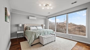 3 habitaciones, escritorio y tabla de planchar con plancha