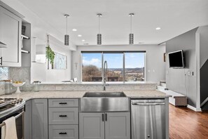 Fridge, microwave, oven, stovetop - Panoramic City Views from Atop Mount Washington! (Pittsburgh)