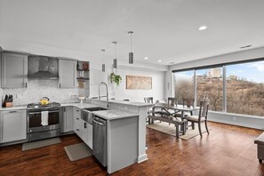Fridge, microwave, oven, stovetop - Panoramic City Views from Atop Mount Washington! (Pittsburgh)
