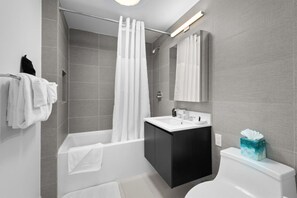 Badewanne, Haartrockner, Handtücher