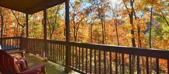 Cozy Private Cabin - Hot Tub, Pool Table, Fire Pit, Near Lake & MORE!