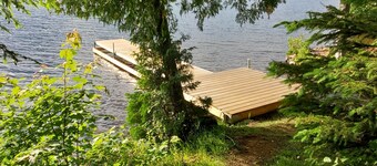 Cozy cottage with private waterfront & wifi