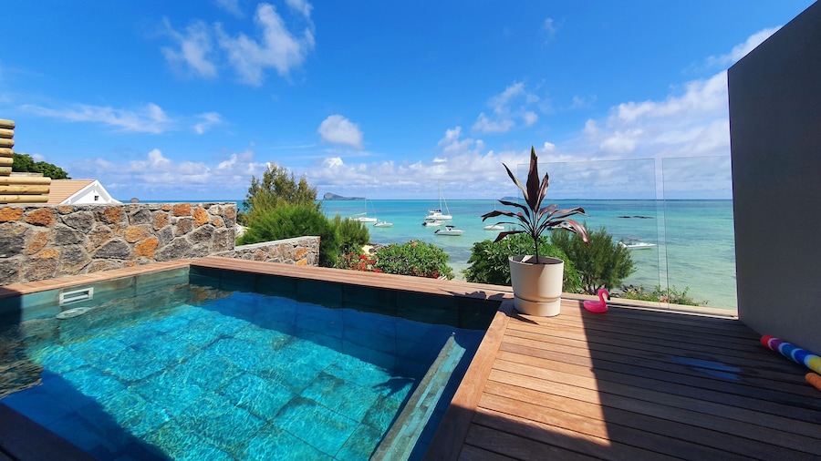 Luxury beachfront villa with private pool and cozy Pavillon with private jacuzzi on rooftop terrace