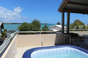 Family House | Private spa tub